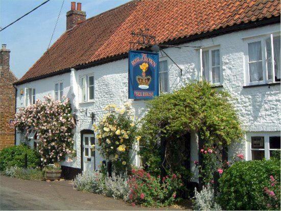 Отель The Rose & Crown, Снеттишам Экстерьер фото