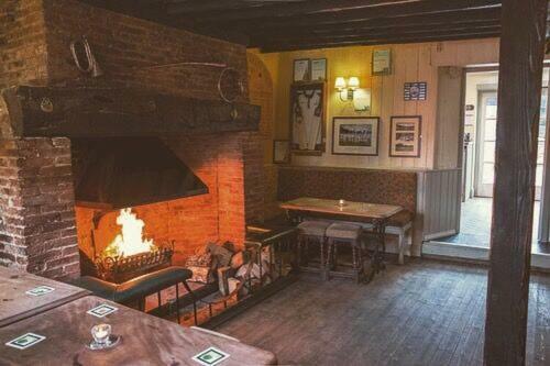 Отель The Rose & Crown, Снеттишам Экстерьер фото