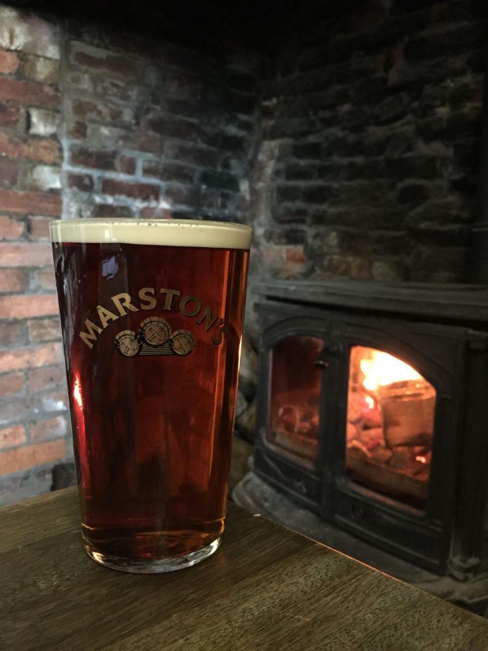 Отель The Rose & Crown, Снеттишам Экстерьер фото